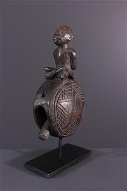 Arte tribal africana - Yombe, Bakongo Ndibu Campana con motivo figurativo 